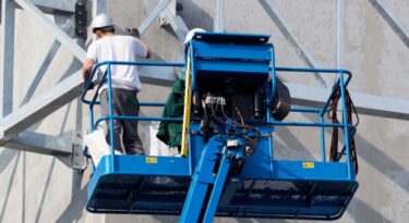 homme dans la nacelle