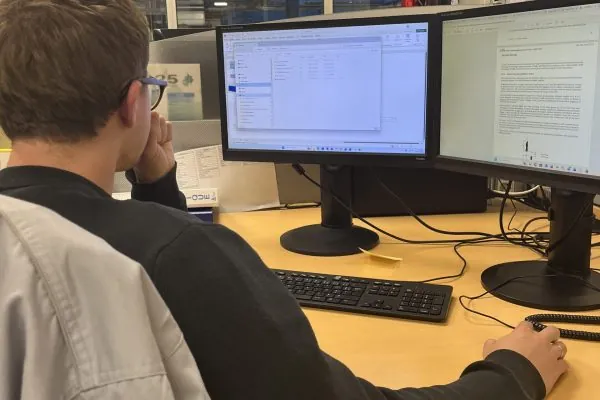 Collaborateur devant son PC