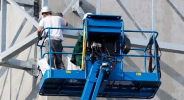 homme dans la nacelle